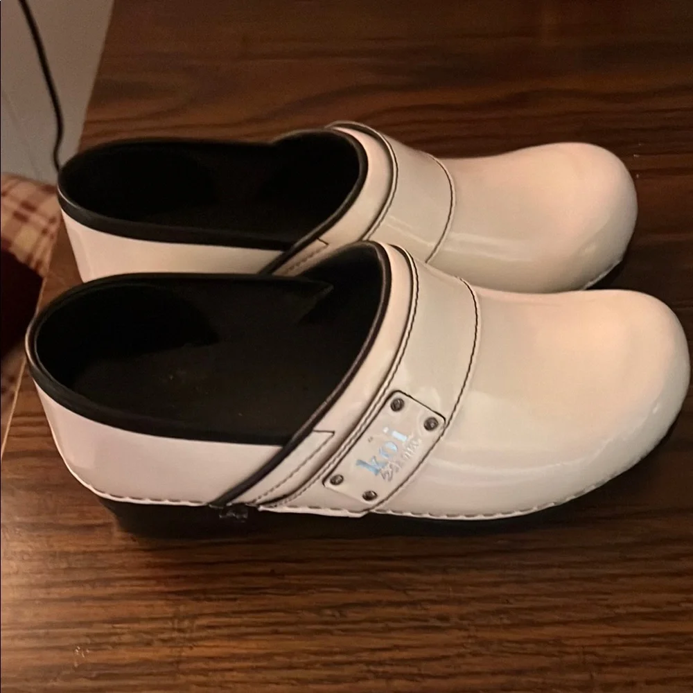 NEW Koi by Sanita Lindsey White Clogs. EU38 / US6.5-7.0. Certified by APMA. - Picture 3 of 8